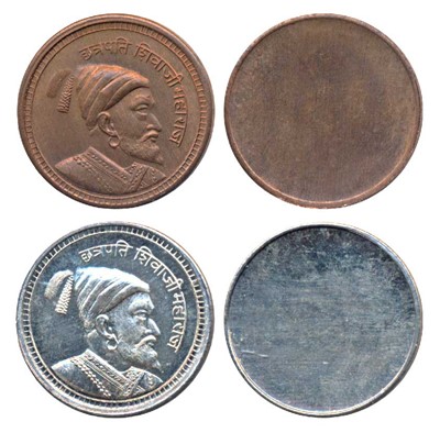 Lot 612 - Tokens and Badges