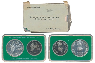 Lot 86 - Republic India, 1982 Uncirculated Set, National Integration, set of 2, Rupees 10 and 100. In near immaculate condition